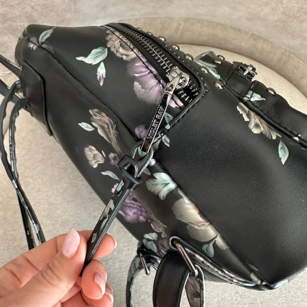 Mini backpack with flowers, double pocket.